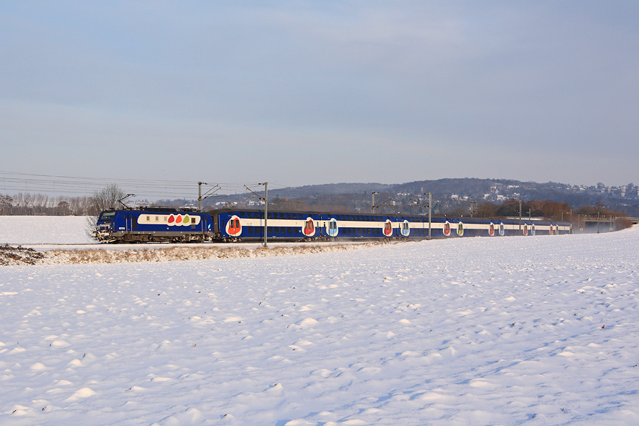 La BB 27313 assure le train "DAPO" 165821 reliant Paris &agrave; Dreux. Elle est vue entre Villiers et Montfort, au PK41 de la ligne...