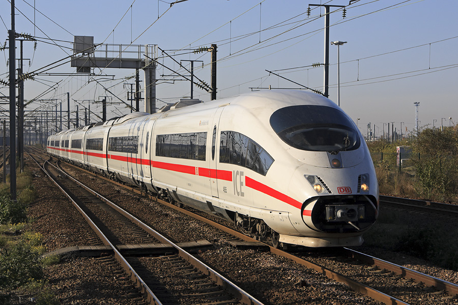 Traversée imminente de la gare de Noisy-le-Sec pour l'ICE 9555 à destination de Frankfurt-Am-Main-HBF, assuré par la rame 4685.