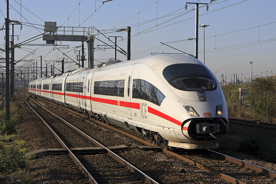 Travers&eacute;e imminente de la gare de Noisy-le-Sec pour l'ICE 9555 &agrave; destination de Frankfurt-Am-Main-HBF, assur&eacute; par la rame 4685.