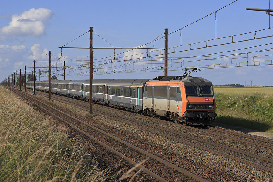 La BB 26025 fonce vers le sud, emmenant avec elle une rame de voiture Corail+. Elle est vue du c&ocirc;t&eacute; de Tivernon, alors qu'elle assure l'Aqualys 14061 &agrave; destination de Tours.