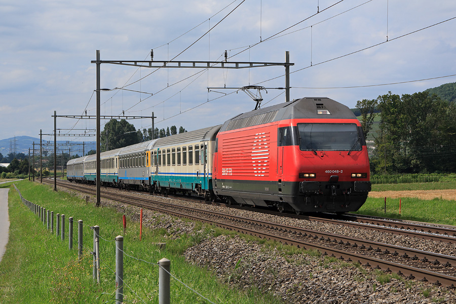 Passage du côté d'Yvorne, du Cisalpino 127 reliant Genève à Milan via Brig. C'est la Re 460 048-2 qui en a la charge sur la partie Suisse du trajet.