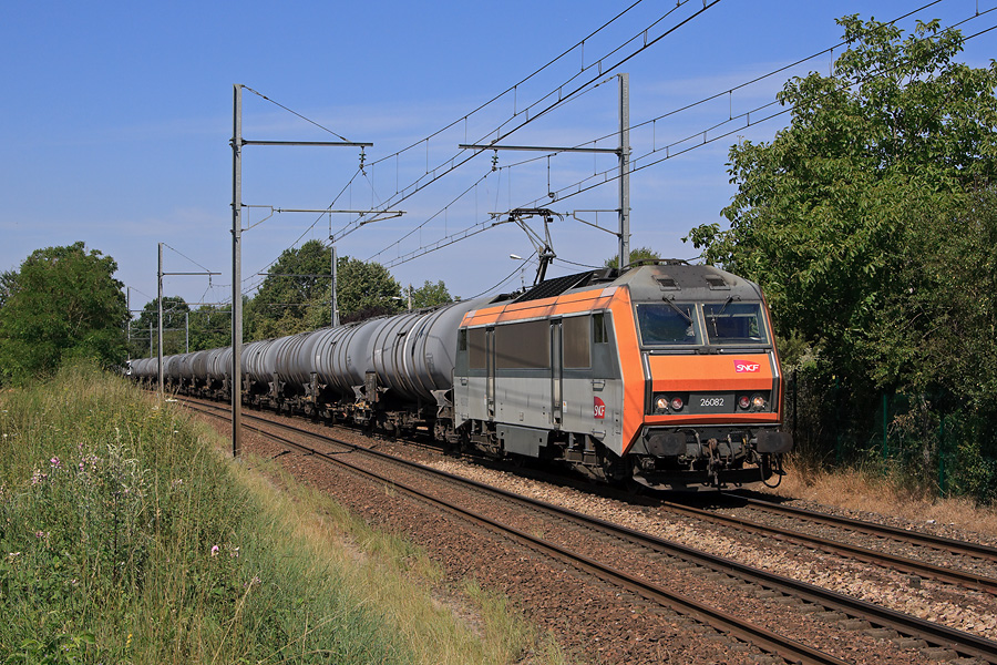 La BB 26082 est en charge d'un train de citernes remontant vers Le Havre. Elle est vue pile &agrave; l'heure, du c&ocirc;t&eacute; de Bourron-Marlotte, sur la ligne du Bourbonnais.