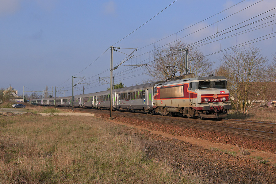 La BB 15003 vient d'entrer dans les Yvelines avec la travers&eacute;e de la gare de Br&eacute;val. Elle fonce maintenant vers Paris-St-Lazare, emmenant avec elle l'IC 3334 St-L&ocirc; - Paris-St-Lazare.