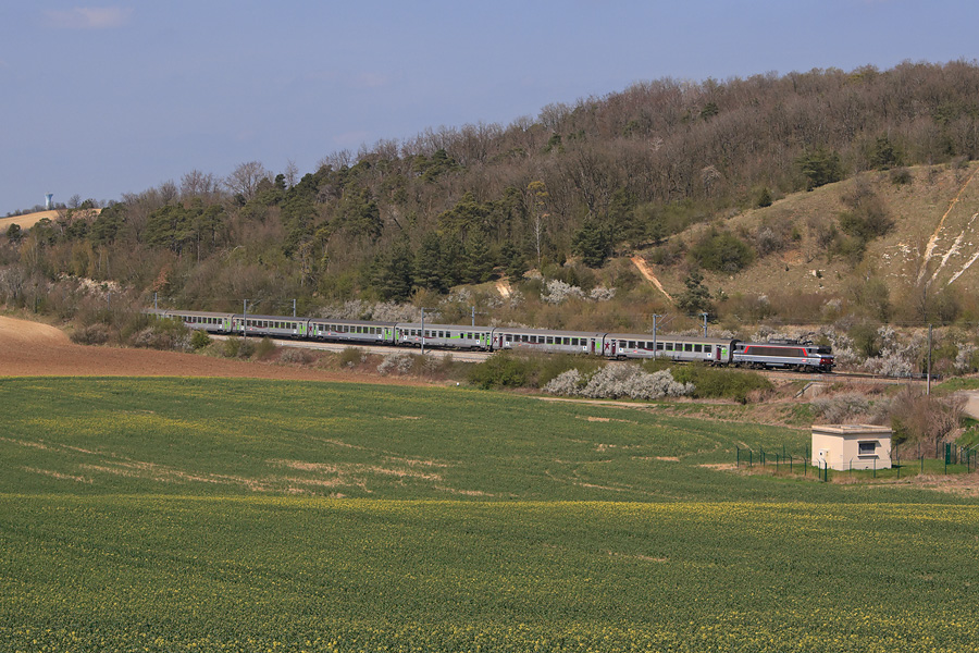 Courbe et contre-courbe sont nombreuses dans cette partie de la ligne Paris - Cherbourg, que parcours la BB 15041 assurant l'IC 3306 Cherbourg - Paris-St-Lazare.