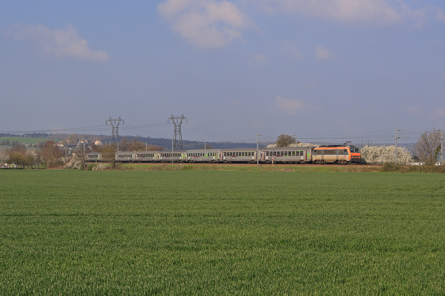 Fini la campagne, et retour en ville avec le passage dans quelques minutes en gare de Mantes-la-Jolie pour cet Intercit&eacute;s en provenance de Cherbourg.