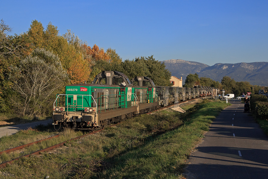 C'est bient&ocirc;t l'arriv&eacute;e &agrave; Gardanne pour le train militaire 445900/445901 men&eacute; par une UM de BB 69000 FRET. Il est vu ici, longeant une piste cyclable en sortie de Trets.