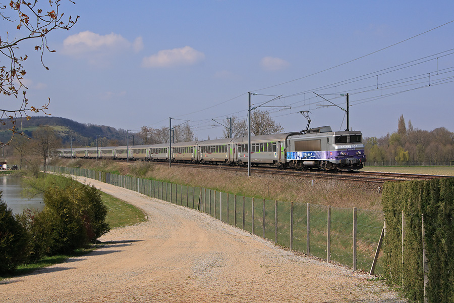 Passage en trombe dans la courbe de Merey du train Intercit&eacute;s 3344 qui relie la capitale du Calvados &agrave; Paris. Il est assur&eacute; ce jour par la BB 15062 "En Voyage".