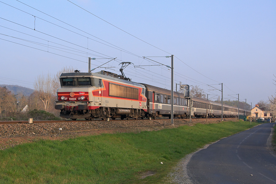 Le soleil est encore timide en cette matin&eacute;e d'Avril, alors que l'Intercit&eacute;s 3300 en provenance de Cherbourg passe &agrave; toute vitesse au niveau de Breuilpont. C'est la BB 15024 qui est en charge du train.