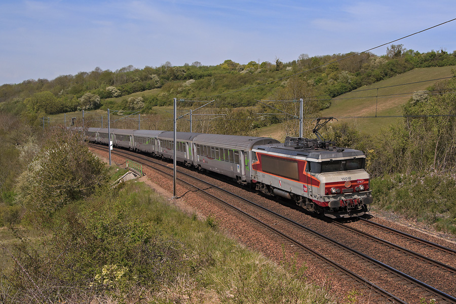 Serpentant dans les collines de l'Eure, la BB 15010 assure l'IC 3372 reliant Trouville-Deauville &agrave; Paris-St-Lazare.
