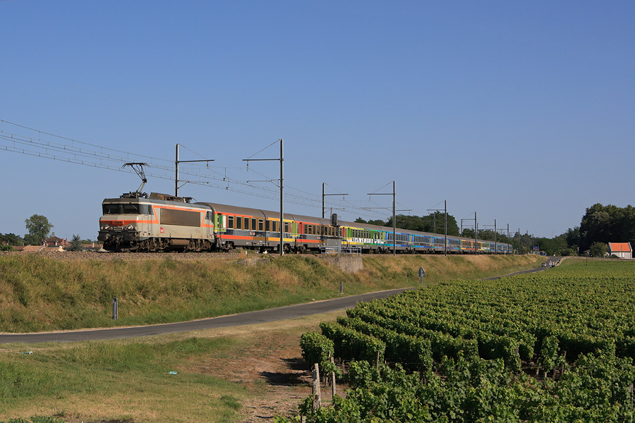 La BB 7259, panto avant lev&eacute;, assure le T&eacute;oz 4758 Nice - Bordeaux, et passe dans les vignobles Aquitains au niveau de Barsac.