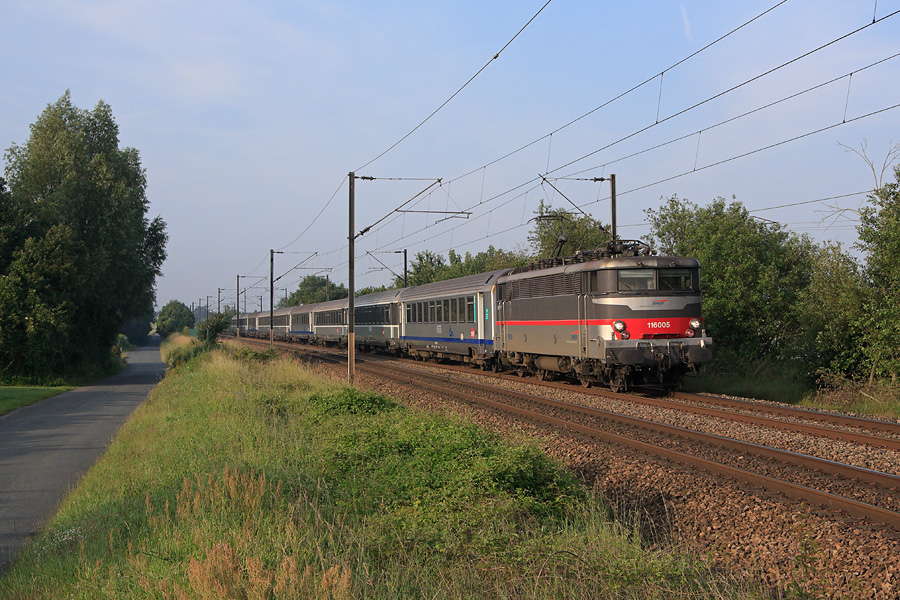 La BB 16005 assure le TER 847901 reliant Paris à St-Quentin lorsqu'elle est vue dans le secteur de la petite gare d'Ourscamps.