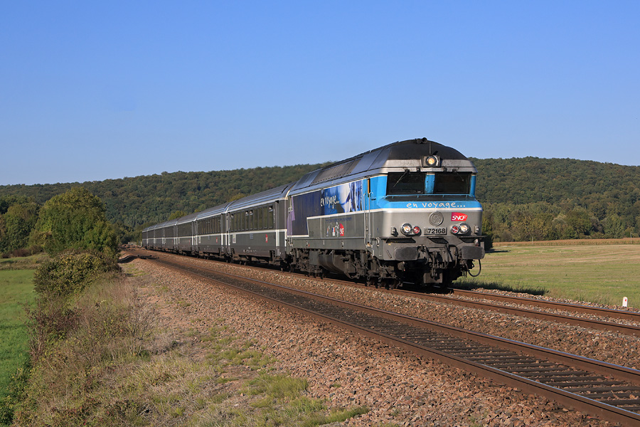 Passage peu apr&egrave;s Bayel de l'InterCit&eacute;s 1045 reliant Paris-Est &agrave; Mulhouse via la mythique L4. La CC 72168 est en t&ecirc;te d'une rame de voitures Corail+.