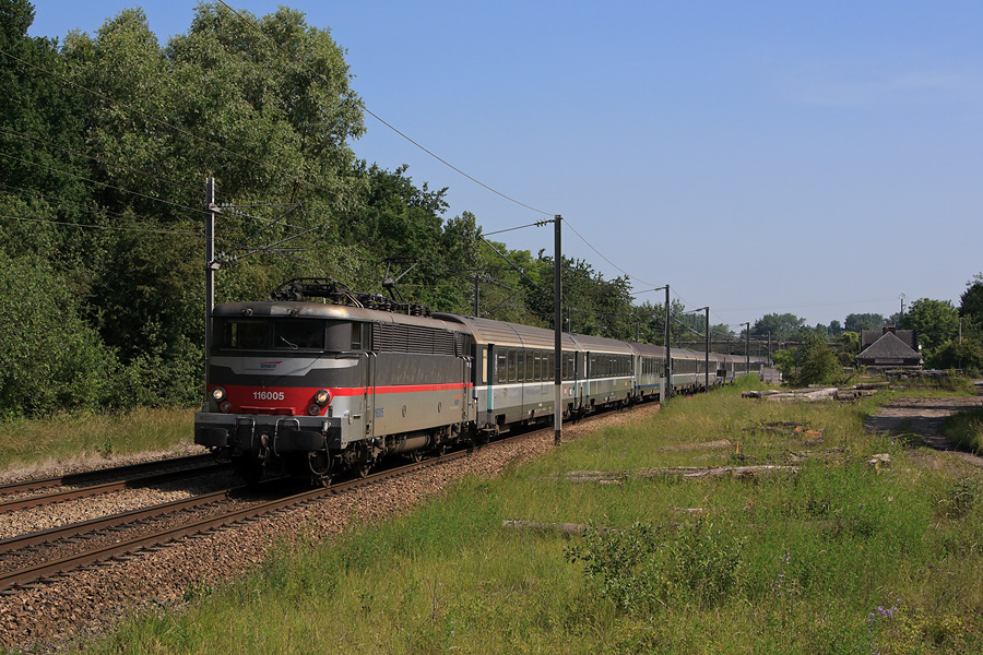 Passage &agrave; toute vitesse en gare d'Ourscamps de la BB 16005 qui est en t&ecirc;te du TER 847920 St-Quentin - Paris-Nord.