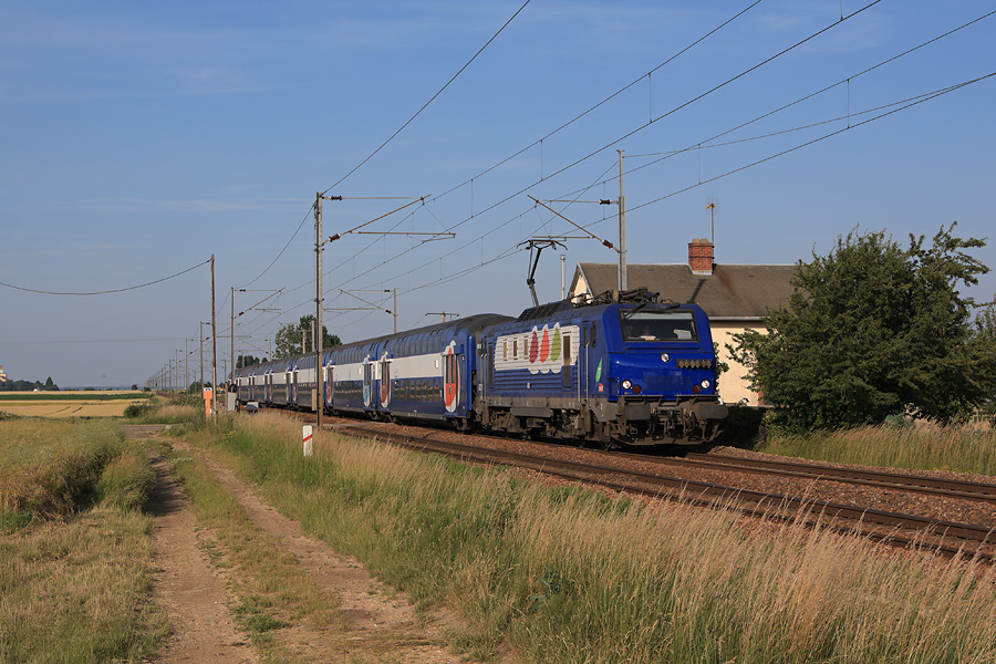 La BB 27317 (qui a perdu ses marquages frontaux) assure le train 165853 Paris-Montparnasse - Dreux lorsqu'elle est vue entre Marchezais-Brou&eacute; et Dreux, dans la plaine d'Eure et Loir.
