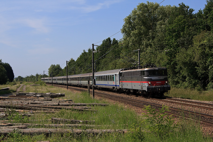 Travers&eacute;e imminente de la petite gare d'Ourscamp pour cet InterCit&eacute;s Paris - Maubeuge, assur&eacute; ce jour par la BB 16054.