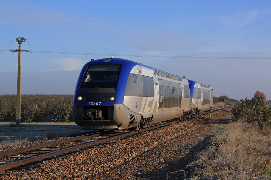 Les X 73507 et X 73511 assurent le TER 862205 Chartres - Courtalain. Ils sont vus dans une ambiance glaciale en cette fin de mois d'octobre.