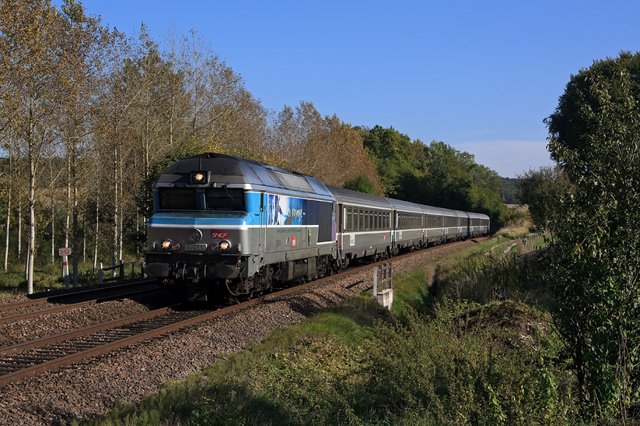 Passage du c&ocirc;t&eacute; de Vaudr&eacute;mont de l'InterCit&eacute;s 1840 reliant Vesoul &agrave; Paris-Est. C'est le CC 72148 qui est &agrave; la traction.