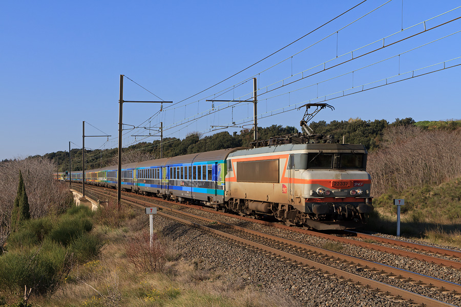 La BB 22337 est en charge du T&eacute;oz 4652/4653 Bordeaux - Nice. Elle est vue ici entre N&icirc;mes et Tarascon en sortie d'un viaduc en pierre.
