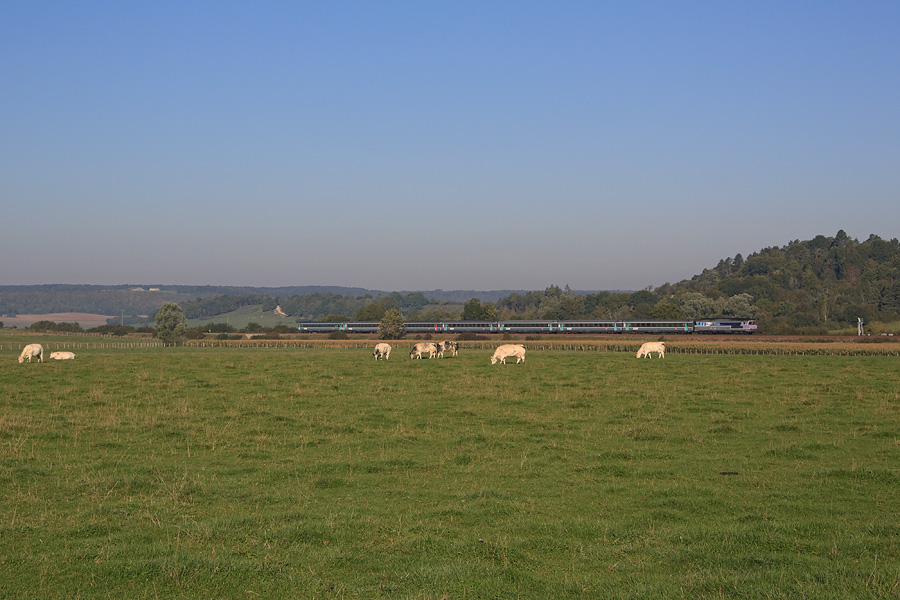 L'InterCités 1039 Paris-Est - Belfort traverse la paisible campagne de la Haute-Marne et vient rompre le silence présent en cette douce matinée.