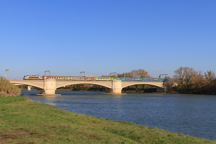 Le T&eacute;oz 4758/4759 franchit le Rh&ocirc;ne et entre dans le d&eacute;partement du Gard, sur la commune de Beaucaire.