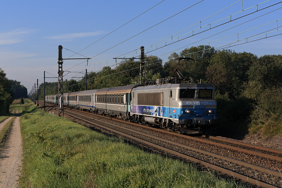 Fin de parcours pour ce TER longue distance reliant Grenoble &agrave; Dijon. Il est vu du c&ocirc;t&eacute; de Saint-Philibert , BB 22313 en t&ecirc;te.