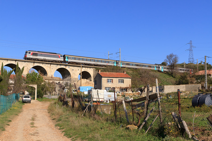 Passage sur un viaduc en pierre, situ&eacute; entre Tarascon et N&icirc;mes, du "C&eacute;venol" assur&eacute; ce jour par la BB 67566 "Multiservice".