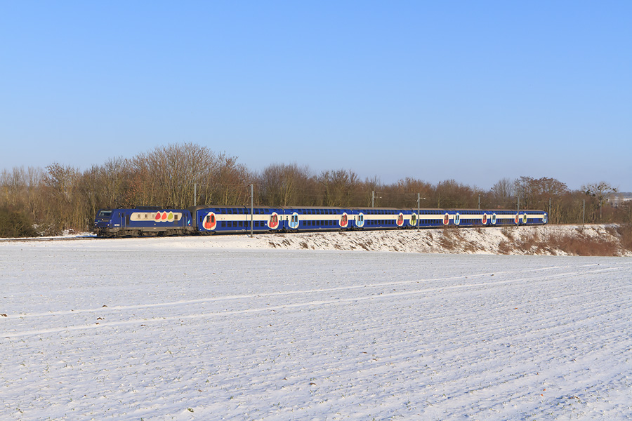 Alors que la neige tient au sol depuis plusieurs semaines, c'est le soleil qui se montre en ce jour de No&euml;l ! Profitons-en pour immortaliser le passage de ce Transilien reliant Paris &agrave; Dreux.