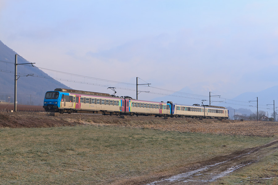 Passage à Gresy-sur-Isère d'une UM de Z2, menée Z 9627 Pays de la Loire, fraîchement arrivée de Nantes. Elles assurent un TER Moutiers - Chambéry.