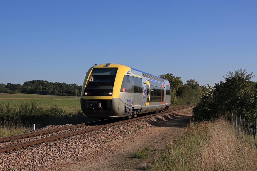 Un X 73500 "Bourgogne" assure en solo le TER 892014 Auxerre - Laroche-Migennes.