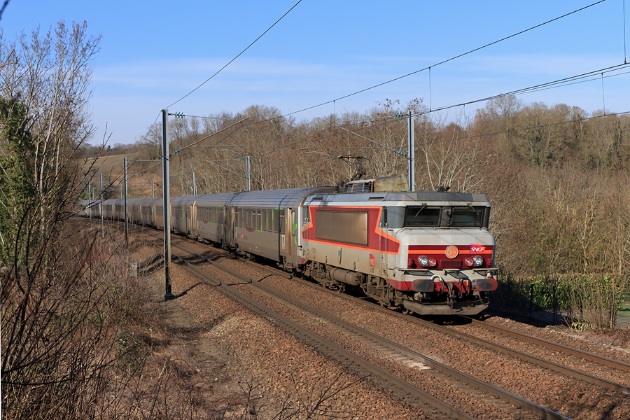 La BB 15014 est vue du c&ocirc;t&eacute; de Guainville alors qu'elle assure un IC Trouville - Paris-St-Lazare.