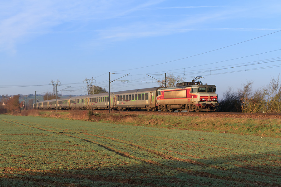La BB 15002 assure la traction du train 3334 Caen - Paris-St-Lazare, et passe du c&ocirc;t&eacute; de Buchelay, peu de temps avant de desservir Mantes-la-Jolie.
