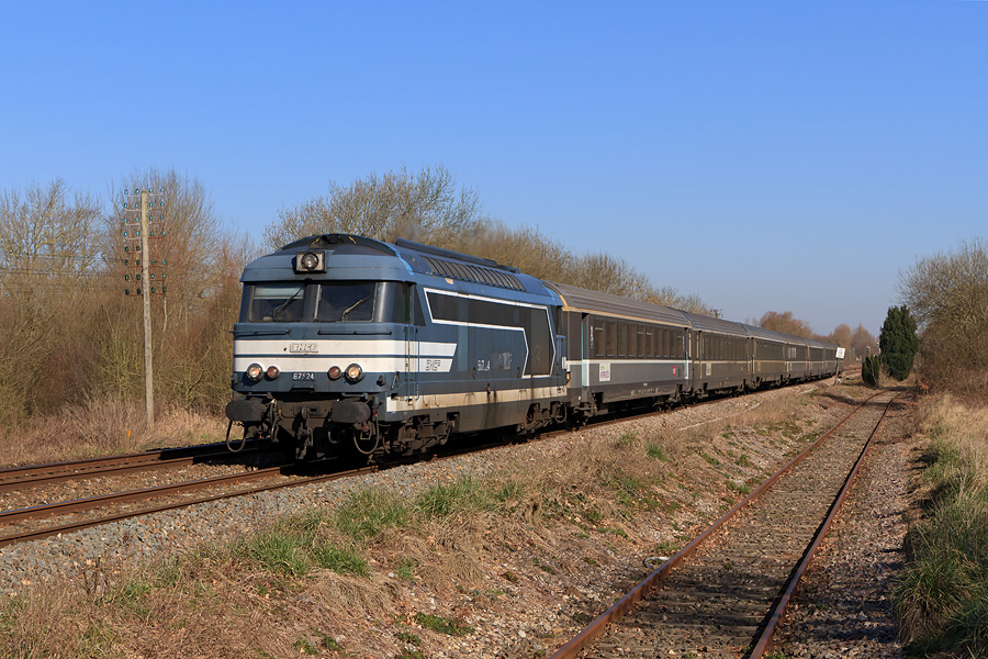 La BB 67524 passe &agrave; vive allure du c&ocirc;t&eacute; de Conchil-le-Temple avec son InterCit&eacute;s Boulogne-Ville - Paris-Nord.