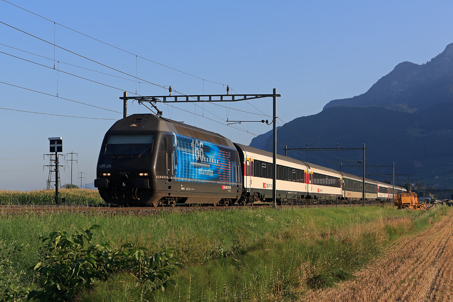 La Re 460 051-6 assure un InterRegio entre Genève et Brig. Elle est vue quelques minutes après son départ de la gare d'Aigle.