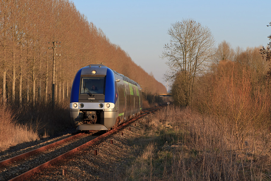 L'X76513/76514 assure le TER 848837 reliant Abbeville au Tr&eacute;port et s'appr&ecirc;te &agrave; passer l'ancienne gare de Petit-Laviers.