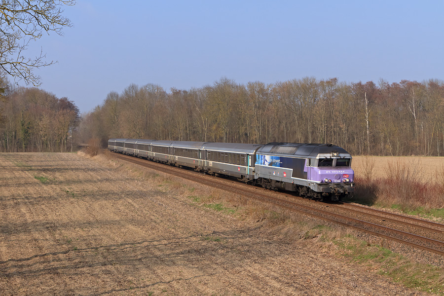 Troyes n'est plus tr&egrave;s loin lorsque qu'est vu le CC 72186 assurant l'IC 1039 Paris-Est - Mulhouse.