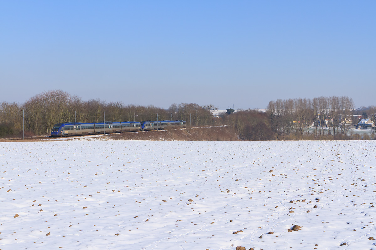 Accusant un retard d'environ une heure, l'IC 3421 Paris-Vaugirard - Granville est photographié dans les Yvelines enneigées...