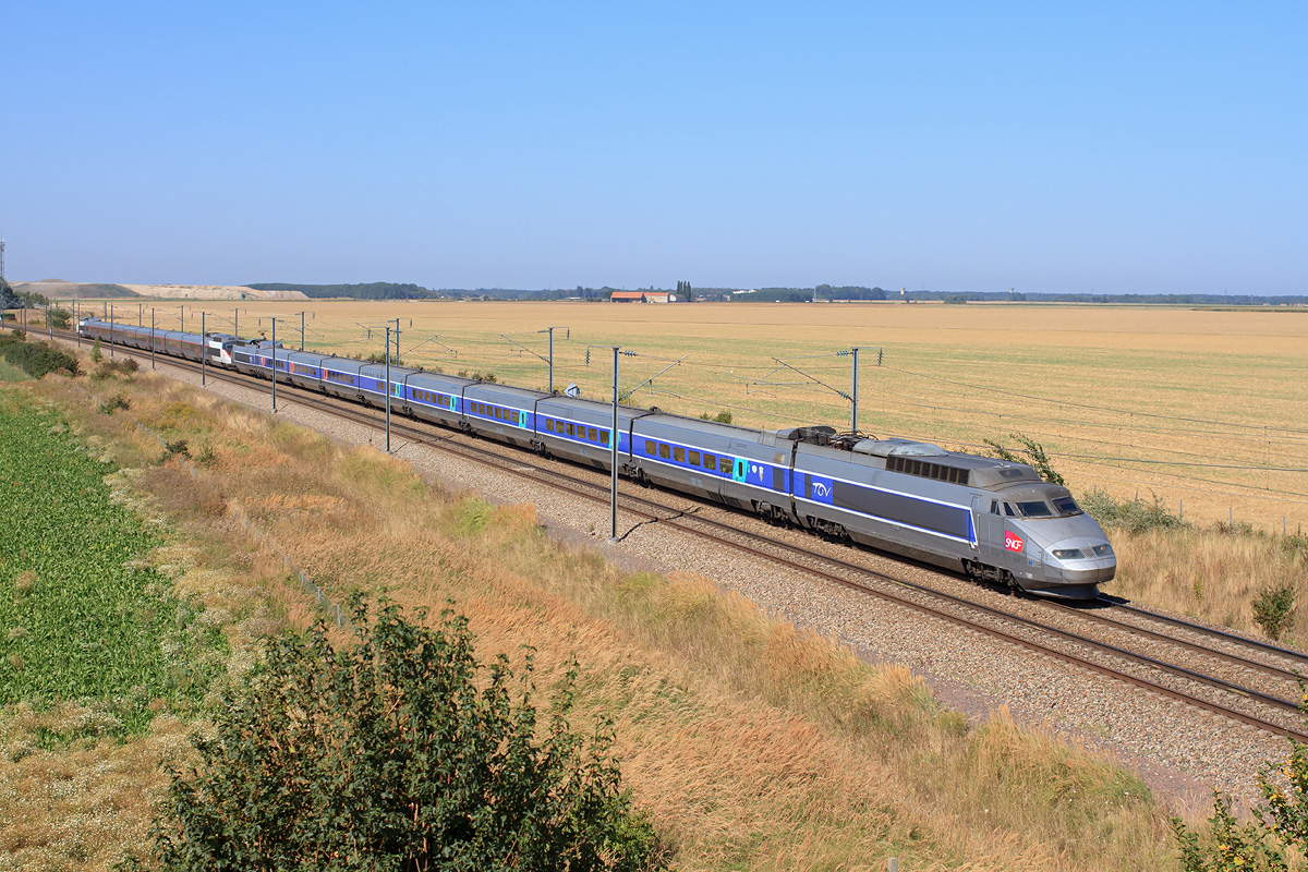 Assuré par une UM de TGV Sud-Est, dont le deuxième est en livrée Carmillon, le TGV 9773 Paris - Genève passe à Grisy dans la plaine Seine-et-Marnaise.
