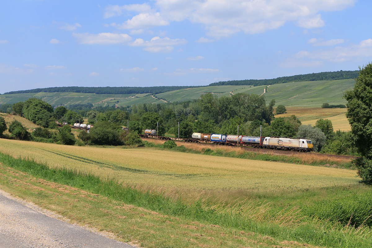 Passage à Reuilly, du train 41210/11 reliant Bayonne à Stiring-Wendel et roulant pour Kombiverkehr. Il est assuré par une BR 186 d'ECR.