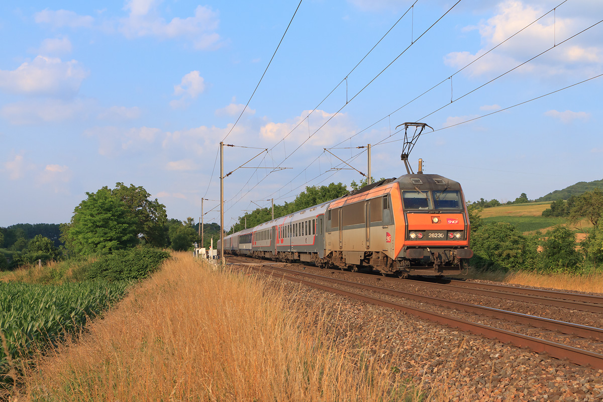 Passage du côté de Dormans, du train Russe Moscou - Paris-Est, assuré ce jour par la BB 26230.
