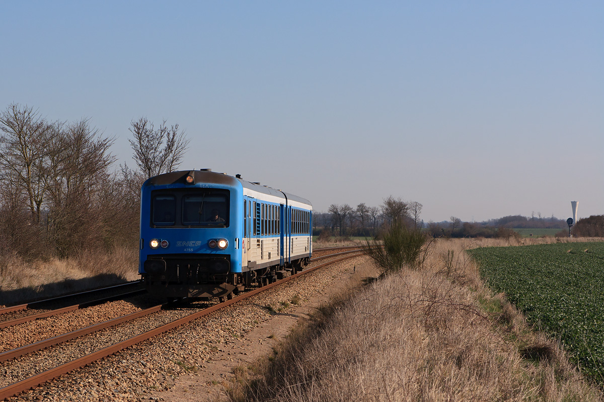 L'X 4755, en livrée bleue isabelle, assure le TER 853031 Dreux - Argentan du samedi matin. Ce dernier est arrivé en W depuis Argentan.
