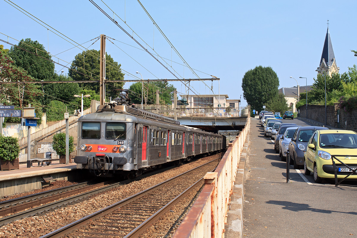 Arrêt en gare de Bellevue pour cette Z 5349 qui assure un tour de Sèvres. À noter que les Z 5300 de Montrouge n'assurent quasiment plus que ces tours de Sèvres, après avoir été remplacées par les BB 7600 sur l'axe Paris - Rambouillet.
