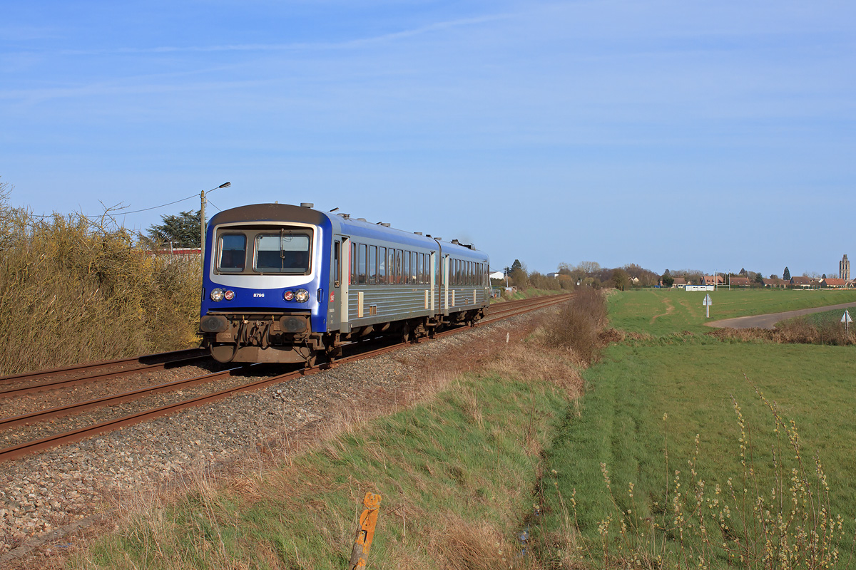 L'X 4796 retourne sur Argentan en W, après avoir assuré un TER Argentan - Dreux. Il est photographié peu après son passage en gare de Vernueil-sur-Avre.