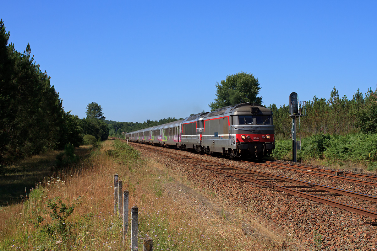 Les BB 67435 et BB 67424 en UM ne sont pas de trop pour remorquer cet IC Toulouse - Nantes, aperçu entre Bordeaux et Saintes.