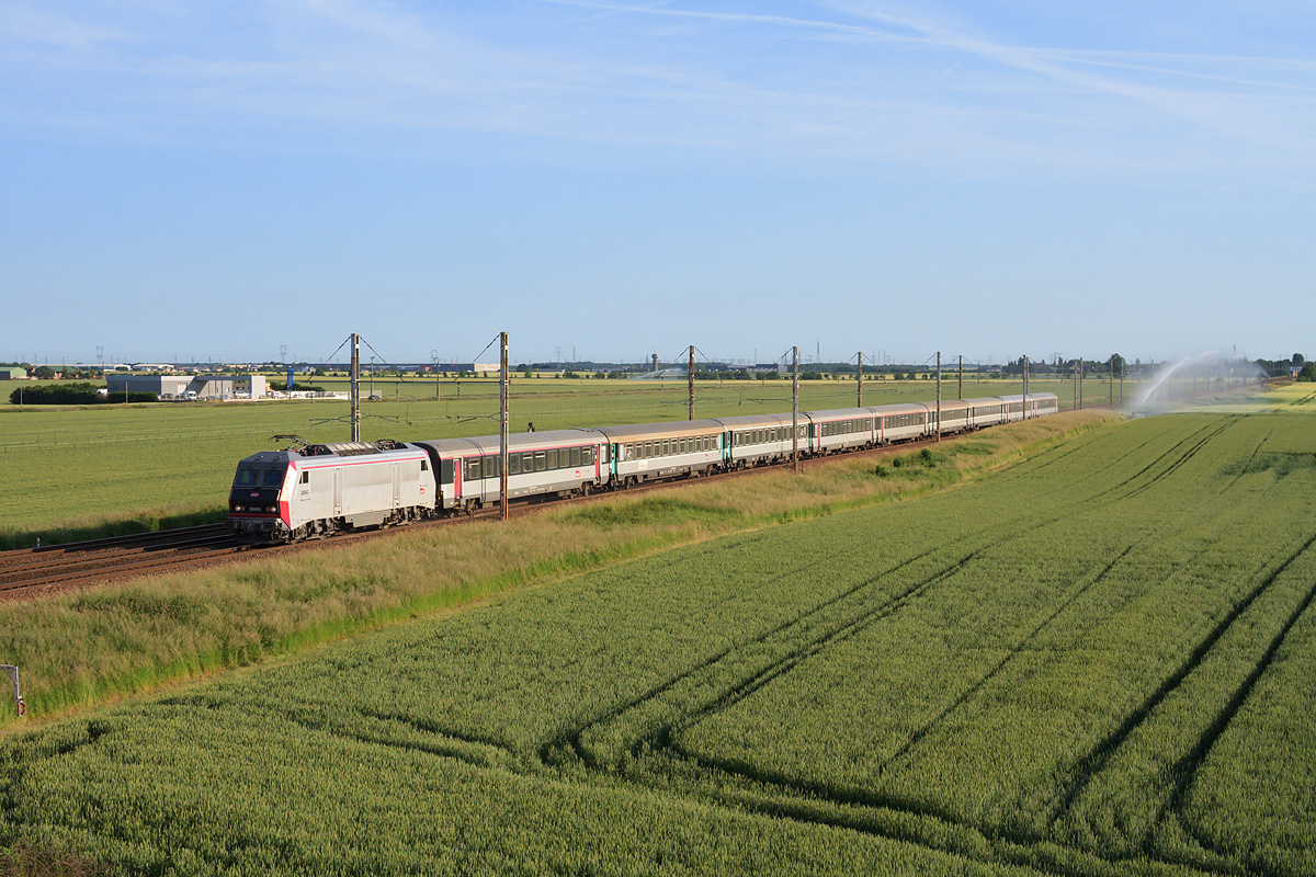 Depuis avril 2015, la SNCF a mis en place un IC ECO reliant Paris à Bordeaux, via la ligne classique. Ce dernier est vu dans la Beauce, alors qu'il fonce vers le sud, BB 26043 en tête.
