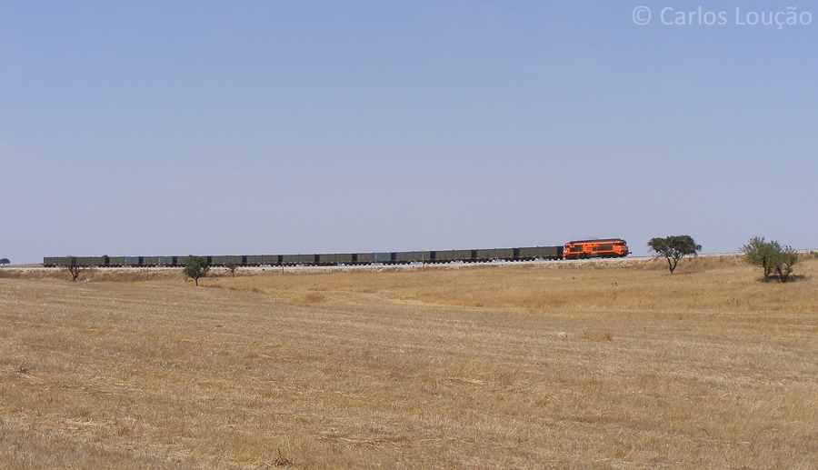 La locomotive CP 1909 vue sur la ligne de Neves-Corvo avec le train de fret N&ordm;60893, en provenance de la station de Somincor de Neves-Corvo jusqu'&agrave; Minas.