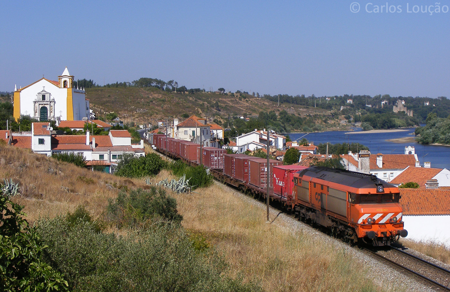 La nez-cassée CP 1903 passe par Tancos avec le train nº 75730 avec conteneurs, de Badajoz, en Espagne, en direction du terminal de Bobadela.