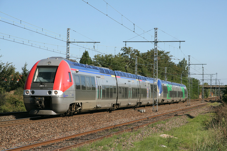 Une UM de ZGC Bourgogne et Auvergne assurant le TER Lyon-Part-Dieu - Dijon 891428 passe &agrave; Quincieux le 11 septembre 2007.