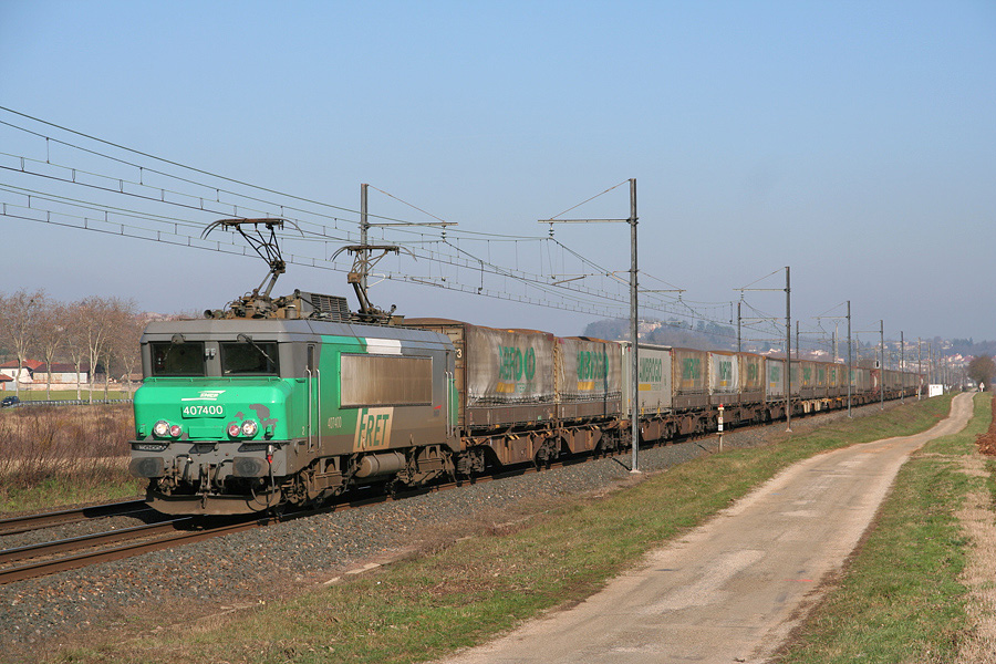 Peu apr&egrave;s M&eacute;ximieux, la BB 7400, tous pantos lev&eacute;s, tracte un train de combin&eacute; Ambrogio vers Lyon.