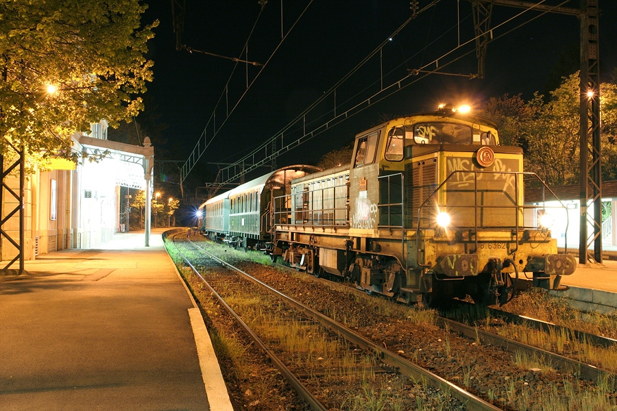 &Agrave; l'occasion des 150 ans de la gare de Lyon-Perrache, le CFTB (Chemin de Fer Touristique de la Br&eacute;venne), qui exploite la ligne L'Arbresle - Ste Foy L'Argenti&egrave;re &agrave; l'ouest de Lyon, a expos&eacute; une partie du mat&eacute;riel qu'elle poss&egrave;de, dont leur 130T italienne. La photo montre la marche d'acheminement de ce mat&eacute;riel en gare de Tassin.
