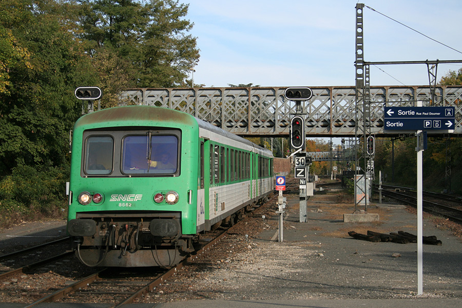 L'X 4665 en livr&eacute;e Picardie fra&icirc;chement mut&eacute; sur Lyon entre en gare de Tassin sur un TER pour Lozanne.